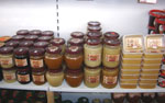 Упакованный мед в супермаркетах города.